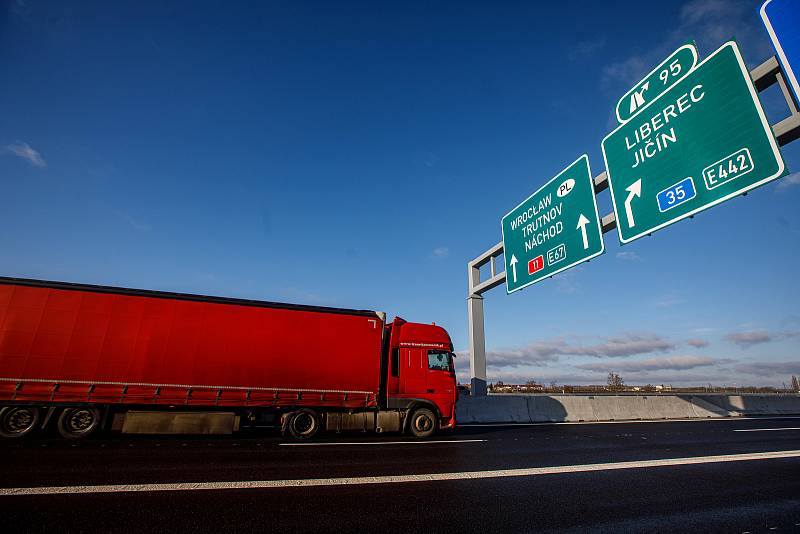 Nových 22 kilometrů dálnice D11 kolem Hradce Králové až k Jaroměři mohou od prosince využívat řidiči.