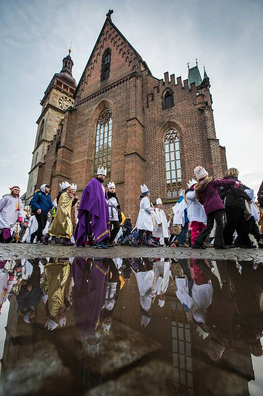 Tříkrálovká sbírka v Hradci Králové: V katedrále svatého Ducha požehnal všem koledníkům biskup Jan Vokál.