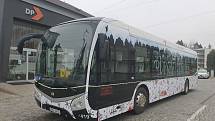 Vánočně ozdobený elektrobus MHD brázdí po linkách královéhradecké ulice.