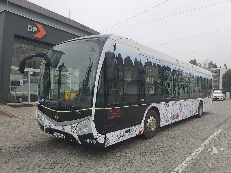 Vánočně ozdobený elektrobus MHD brázdí po linkách královéhradecké ulice.