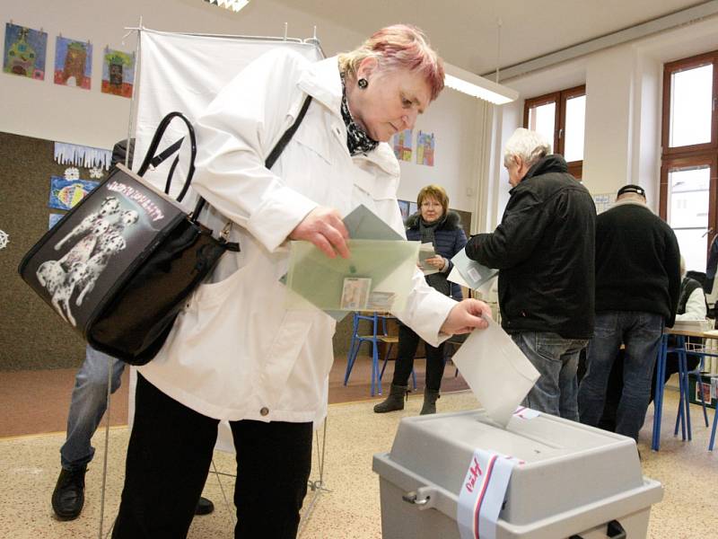 První kolo prezidenských voleb na ZŠ Bratranců Veverkových v Pardubicích.