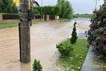 Voda z polí zaplavila Chudeřice v Královéhradeckém kraji. Ilustrační snímek