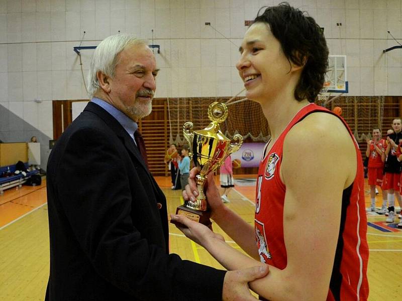 Při závěrečném turnajovém vyhlášení převzaly hradecké basketbalistky ocenění za třetí místo, které jim připadlo po vítězství nad VŠ Praha.