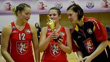 Při závěrečném turnajovém vyhlášení převzaly hradecké basketbalistky ocenění za třetí místo, které jim připadlo po vítězství nad VŠ Praha.