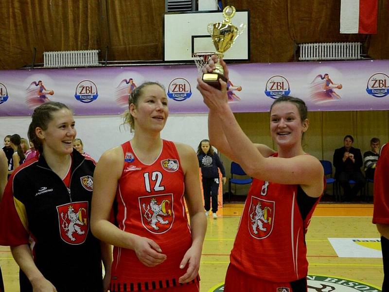 Při závěrečném turnajovém vyhlášení převzaly hradecké basketbalistky ocenění za třetí místo, které jim připadlo po vítězství nad VŠ Praha.