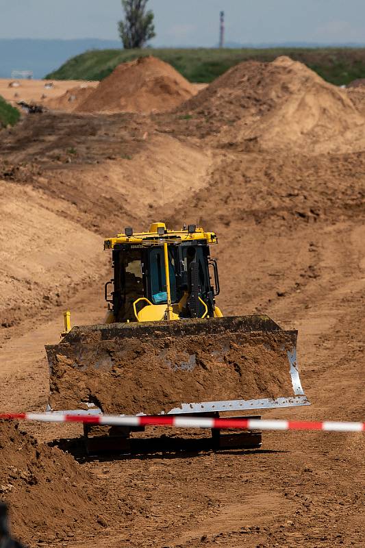 Stavba dálnice D11 v úseku od Hradce Králové do Hořenic u Jaroměře v plném proudu.