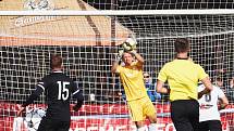 Televizní duel I. A třídy Stěžery (v tmavém) vs. Kunčice 1:5.