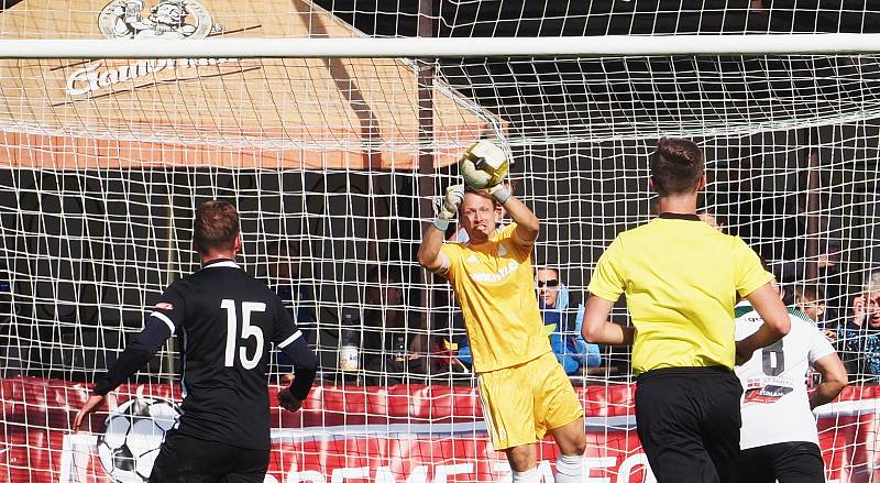 Televizní duel I. A třídy Stěžery (v tmavém) vs. Kunčice 1:5.