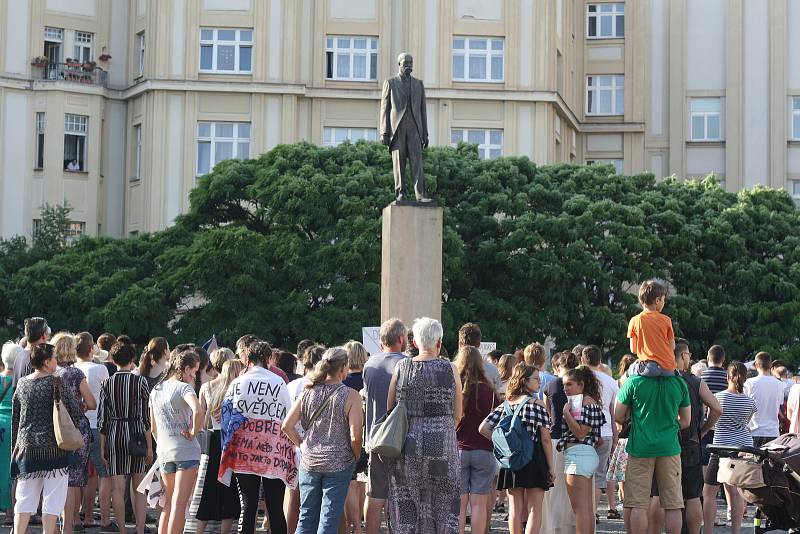 Na Masarykově náměstí v Hradci Králové se v úterý podle organizátorů sešlo více než tisíc lidí.