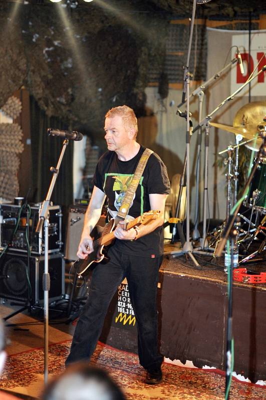 Koncert skupiny Mňága a Žďorp v rockovém klubu U Cikána v Hradci Králové.