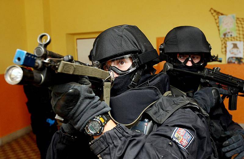 Cvičení zásahových jednotek při útoku šílence s rukojmími na ZŠ Smidary.