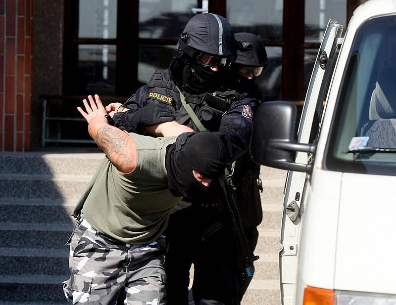 Cvičení zásahových jednotek při útoku šílence s rukojmími na ZŠ Smidary.