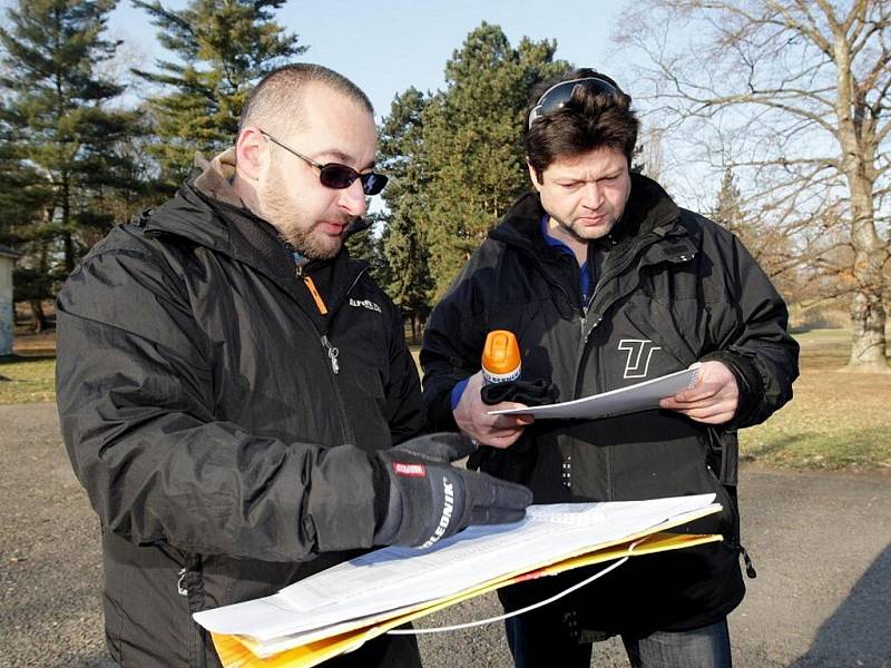 Označování stromů, které jsou staré a nebezpečné, v hradeckých Šimkových sadech. Takové později padnou k zemi.