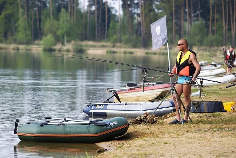 Rybářská soutěž s názvem Top Secret Carp Cup u jezera Štít.