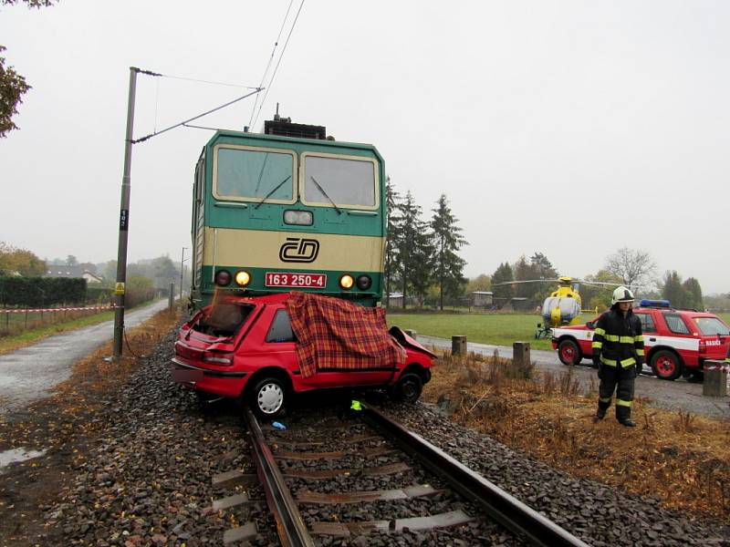 Tragický střet vlaku s osobním automobilem na železničním přejezdu v ulici Na Stavě v Třebechovicích pod Orebem.