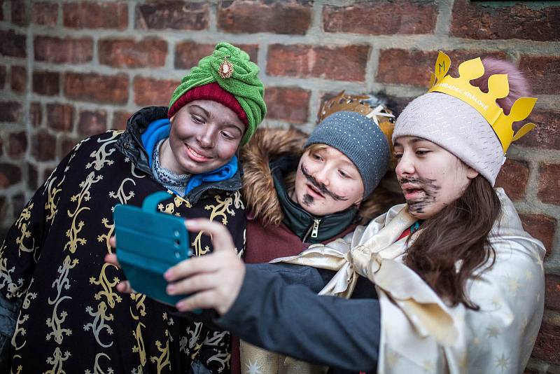 Tříkrálovká sbírka v Hradci Králové: V katedrále svatého Ducha požehnal všem koledníkům biskup Jan Vokál.