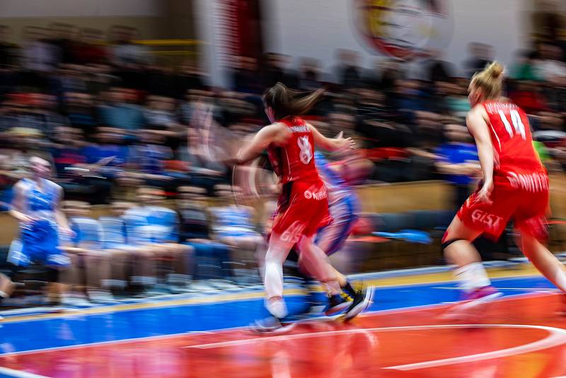 Ženská basketbalová liga: Sokol Nilfisk Hradec Králové - BK Loko Trutnov.