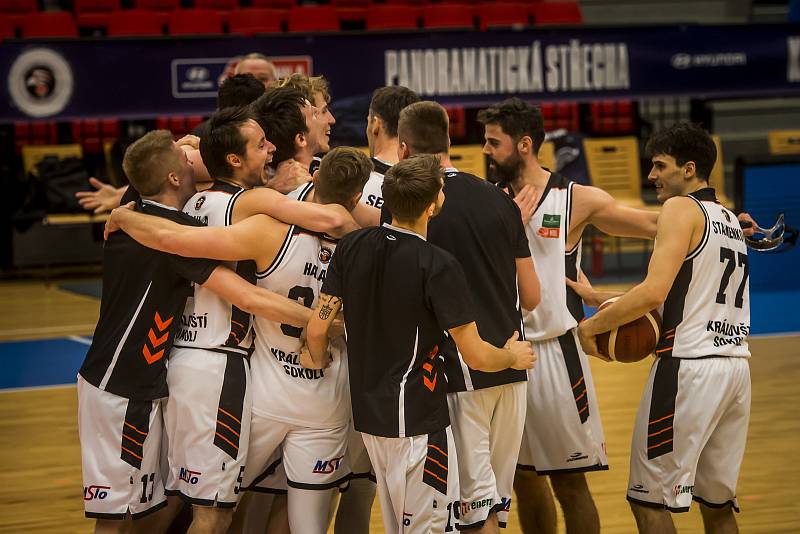 Hradec Králové (v bílém) vs. Pardubice 92:90. Královští sokoli mohli ihned po skončení duelu o bronz slavit.