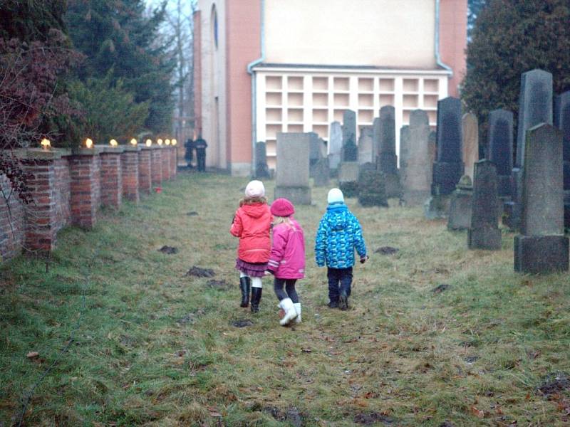 Uctění památky obětí holocaustu na židovském hřbitově na královéhradeckém Pouchově.