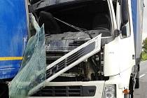 Dopravní nehoda tří kamionů na silnici I/33 u Předměřic nad Labem.
