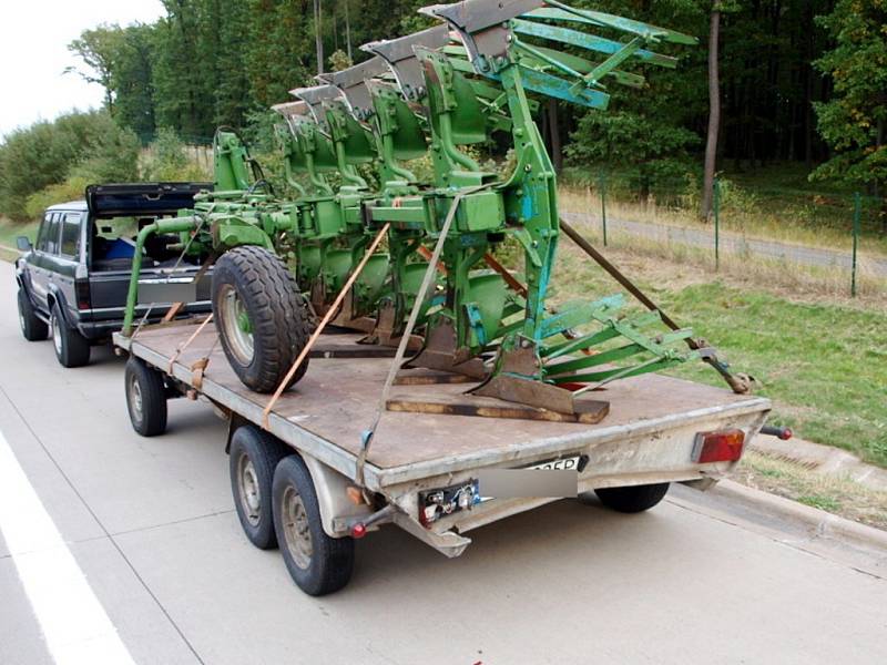 Náraz osobního automobilu do přívěsu na dálnici D11.