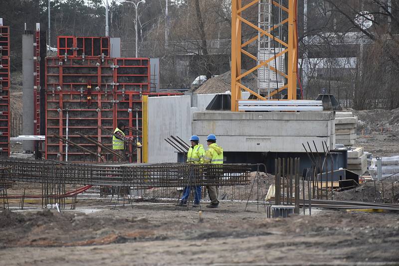 Stavba malšovického stadionu běží naplno. Na budování hlavní nosné konstrukce se podílí hned několik věžových jeřábů.