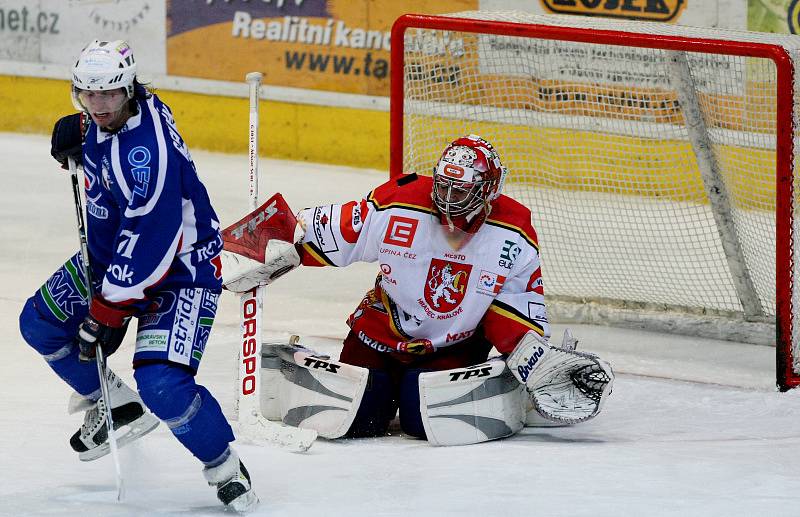 Hokejové derby Hradec (bílo červené dresy) vs. Vrchlabí znovu skončilo výhrou hostů.