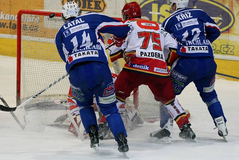 Hokejové derby Hradec (bílo červené dresy) vs. Vrchlabí znovu skončilo výhrou hostů.