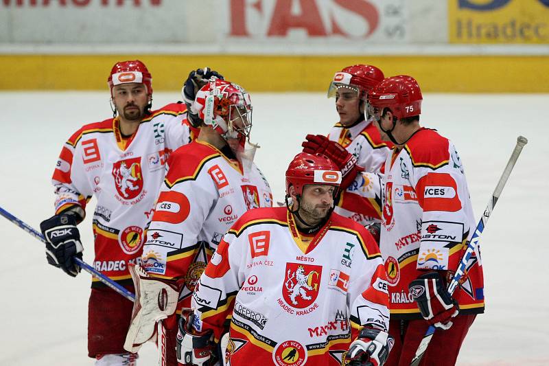 Hokejové derby Hradec (bílo červené dresy) vs. Vrchlabí znovu skončilo výhrou hostů.