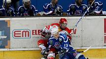 Hokejové derby Hradec (bílo červené dresy) vs. Vrchlabí znovu skončilo výhrou hostů.