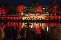 Koncert Filharmonie Hradec Králové pod širým nebem přilákal za soumraku tisíce lidí, ti doslova ucpali Tyršův most a obě strany řeky nad ním.