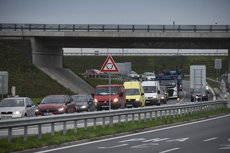 Kolona stála od D11 až ke křižovatce u nádraží v Koutníkově ulici.