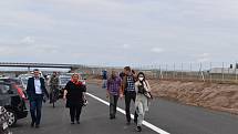 Tisíce lidí navštívili pěšky, na bruslích nebo na kolech nový úsek dálnice D11. Dálnice z Hradce králové do Jaroměře se autům otevře 17. prosince.
