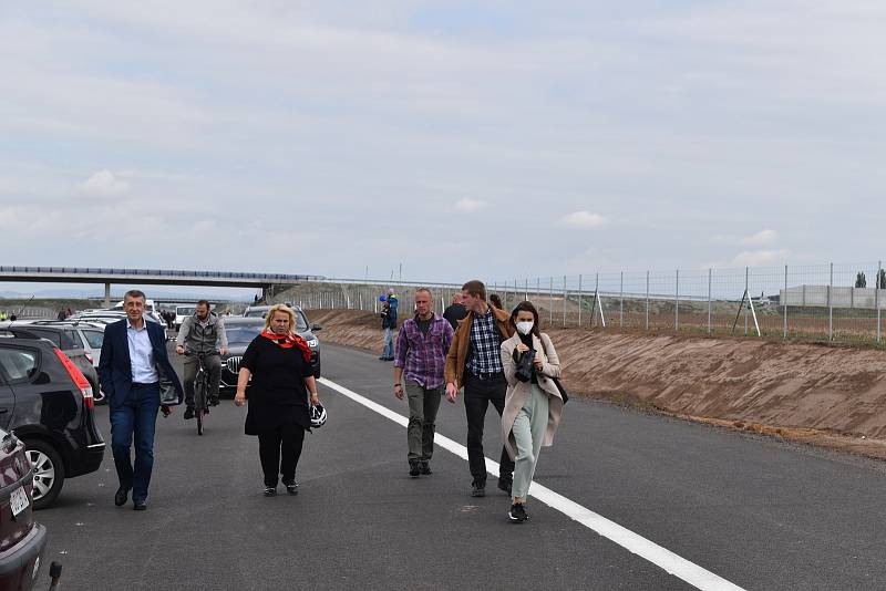 Tisíce lidí navštívili pěšky, na bruslích nebo na kolech nový úsek dálnice D11. Dálnice z Hradce králové do Jaroměře se autům otevře 17. prosince.