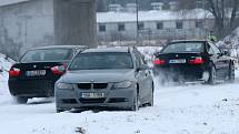 Zimní jízda automobilů na okruhu CzechRing na letišti v Hradci Králové.