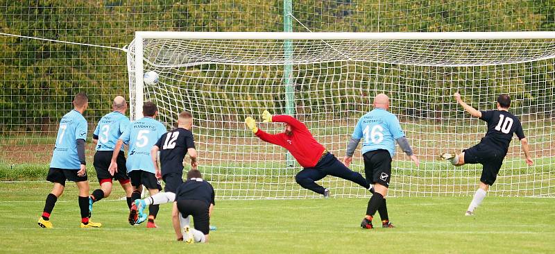 Doposud stoprocentní Probluz (v černém) na domácím trávníku porazila v duelu III. třídy Neděliště 4:2.