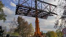 Po čtyřech letech skladování ve Svinarech míří dvě torza (14 a 22 metrů) původního mostu plukovníka Šrámka na hradecké letiště.