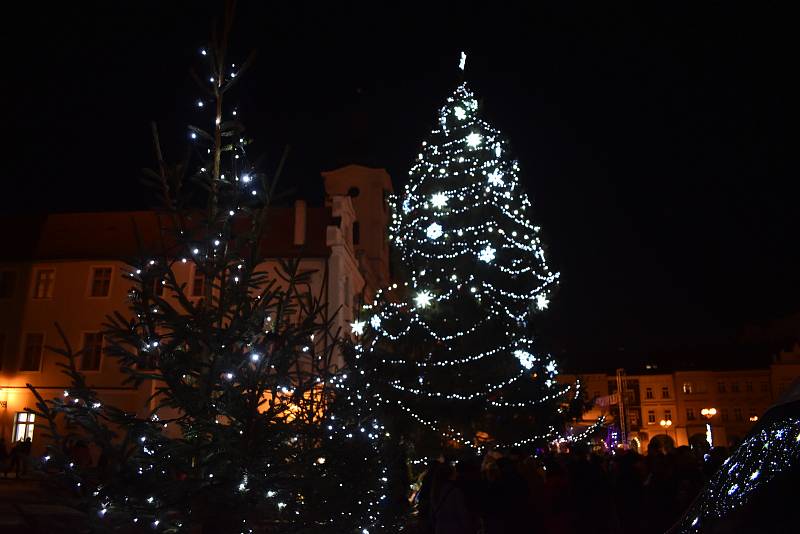 První adventní neděli si užily hlavně rodiny s dětmi v Hradci Králové, kde se smrky ztepilé rozsvítily ve vánočním hávu na Velkém a Masarykově náměstí.