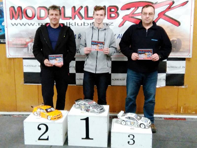 Členové kroužku RC Auta při DDM Třebechovice pod Orebem na závodech Speed Challenge v Rychnově nad Kněžnou - Habrové.