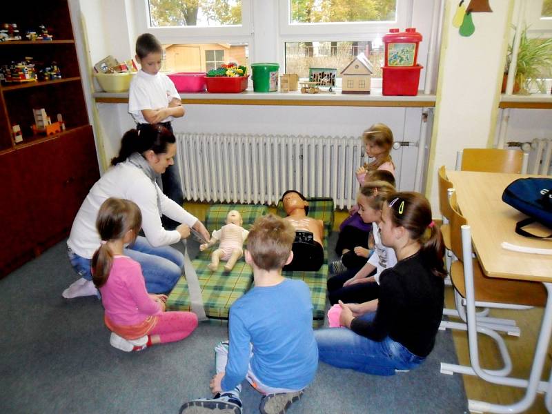 Členka hradeckého Českého červeného kříže Lucie Hekerlové a její syn mezi žáky ze družiny základní školy na Pouchově.