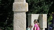 Tylovo nábřeží v Hradci Králové bude rok zdobit pět nových pískovcových soch. 