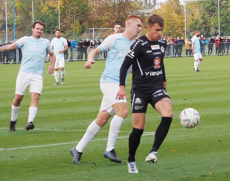 3. kolo MOL Cupu: FK Chlumec nad Cidlinou (ve světlém) - FC Hradec Králové 0:4.