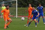 TŘÍBODOVÉ VÍTĚZSTVÍ zapsali do tabulky krajského přeboru fotbalisté Police nad Metují (v oranžovém), když vyhráli v Jičíně 4:0.