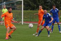 TŘÍBODOVÉ VÍTĚZSTVÍ zapsali do tabulky krajského přeboru fotbalisté Police nad Metují (v oranžovém), když vyhráli v Jičíně 4:0.