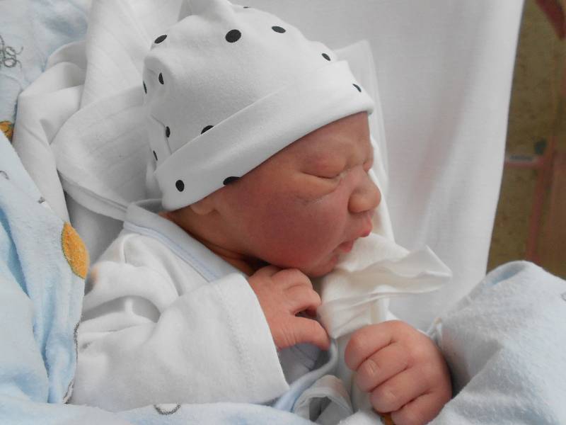 OLIVER JOHN přišel na svět 9. července. Měřil 52 cm a vážil 3870 g. Radost udělal svým rodičům Zuzaně Sochorové a Marku Johnovi z Horní Radechové. Tatínek to u porodu zvládl bravurně.