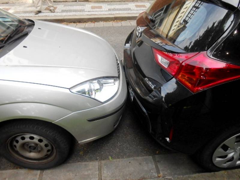 Neobyčejně těsné parkování dvou automobilů.