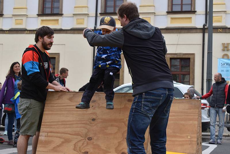 Velké náměstí v neděli odpoledne ožilo uměním.