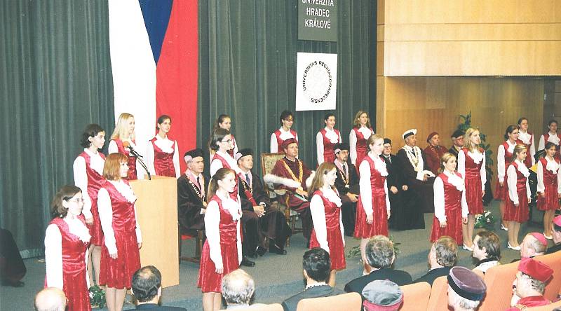 Inaugurace studentů Univerzity Hradec Králové v roce 2000.