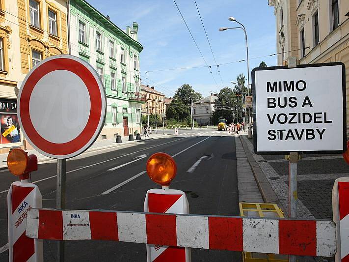 Opravy silnice u hradeckého Adalbertina .