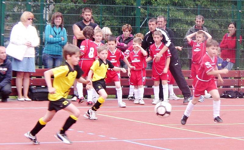 Utkání fotbalových elévů na hřišti s umělým povrchem v Hořiněvsi.